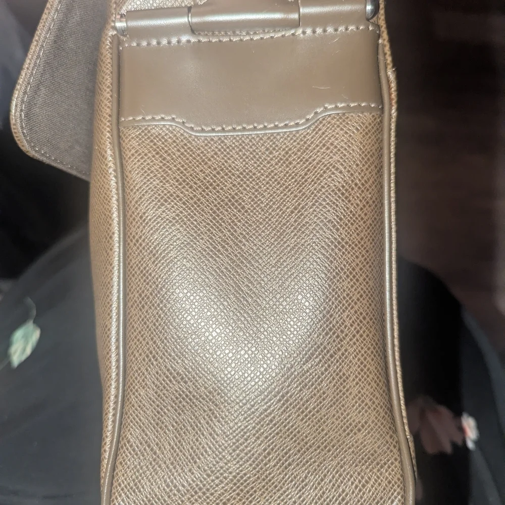 Authentic Yaranga Camera bag Louis Vuitton..Unisex
